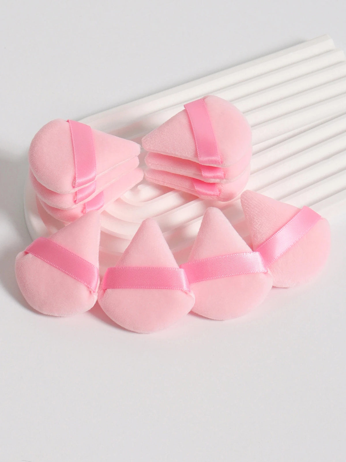 Mini Triangular Powder Puff 40-80Pcs, Apply Loose Powder by Gently Pressing It onto the Face to Achieve a Setting Effect